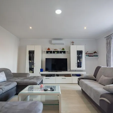 Navis Sea View With Pool Apartment *