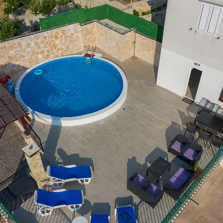 Navis Sea View With Pool Apartment