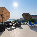 Navis Sea View With Pool Apartmán *