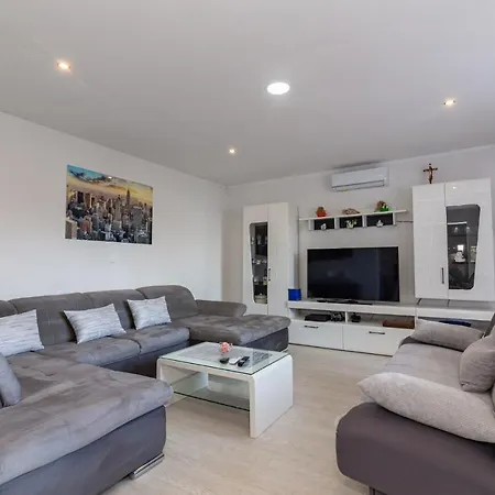 Navis Sea View With Pool Apartament