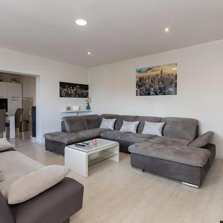 Navis Sea View With Pool Apartament *