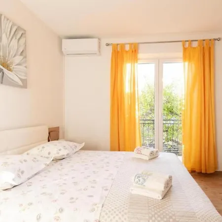 Navis Sea View With Pool Apartament